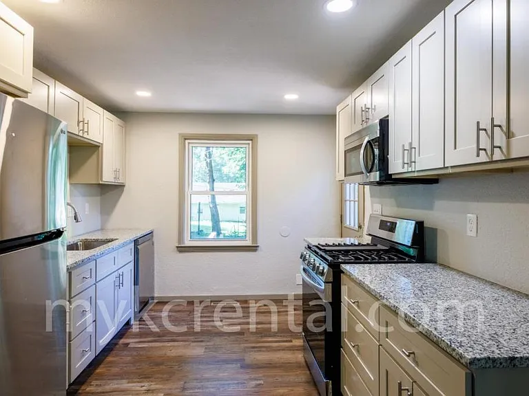 7915 W 59th Ter — Photo 2