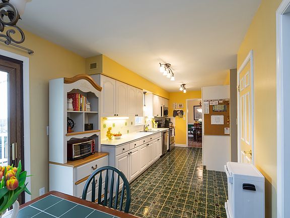 Kitchen w/slider to deck