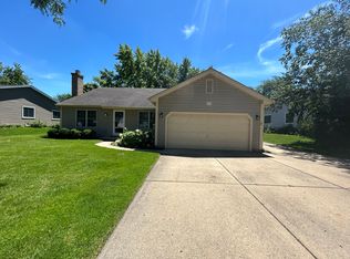 875 Boxwood Dr, Crystal Lake, IL 60014
