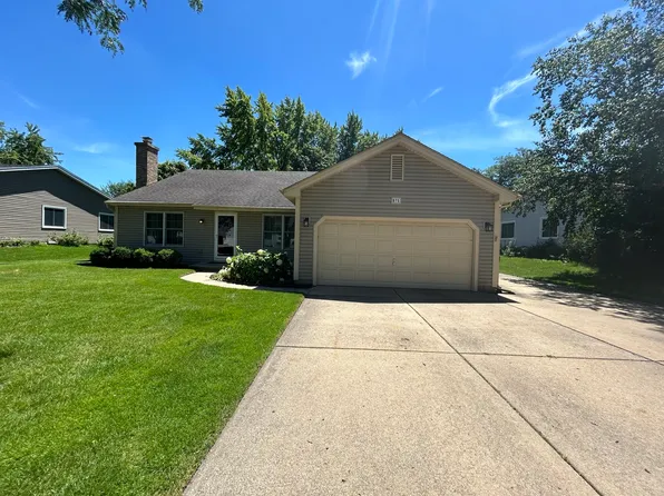 875 Boxwood Dr, Crystal Lake, IL 60014