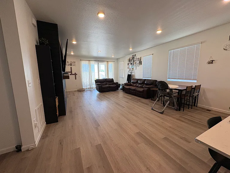 311 W Owen Ave — Photo 5