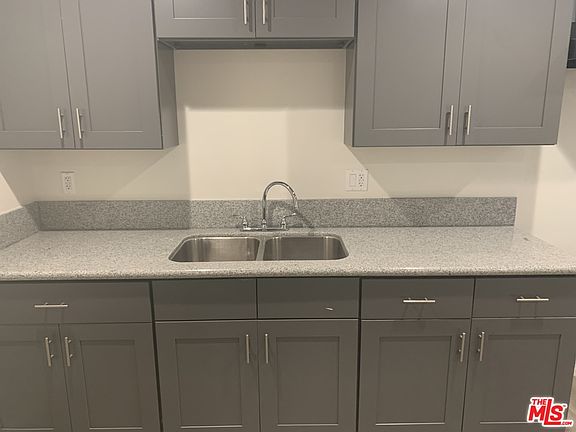 4th image of 840 W 85th St #3