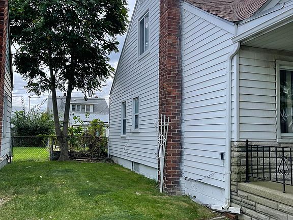 3rd image of 21004 Syracuse Ave