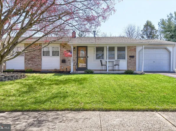 5202 Royal Dr, Mechanicsburg, PA 17055