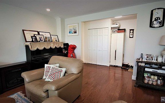 5th image of 2352 Linwood Ave APT 3F