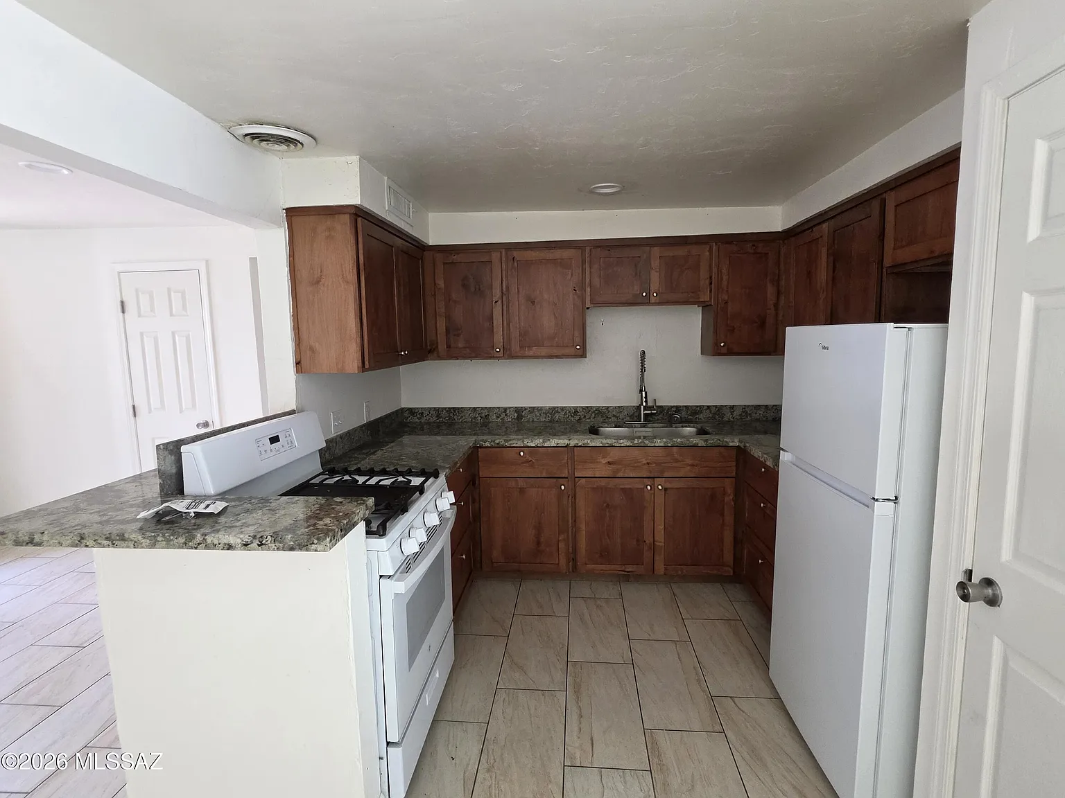 3 bed, 1.5 bath, 1200 sqft, $1,500 — Photo 3