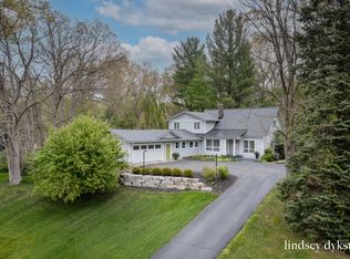 2814 Burrwick Dr SE, Grand Rapids, MI 49546