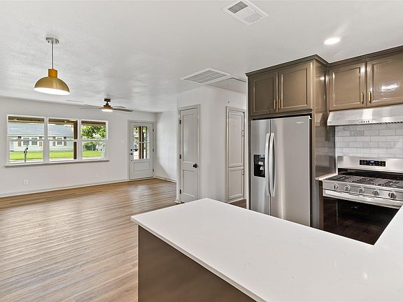 4th image of 1108 Nottingham Dr