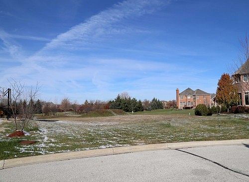 2nd image of 220 E Plainfield Ct