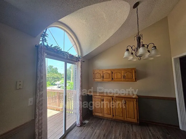 607 SE Steeple Ln — Photo 8