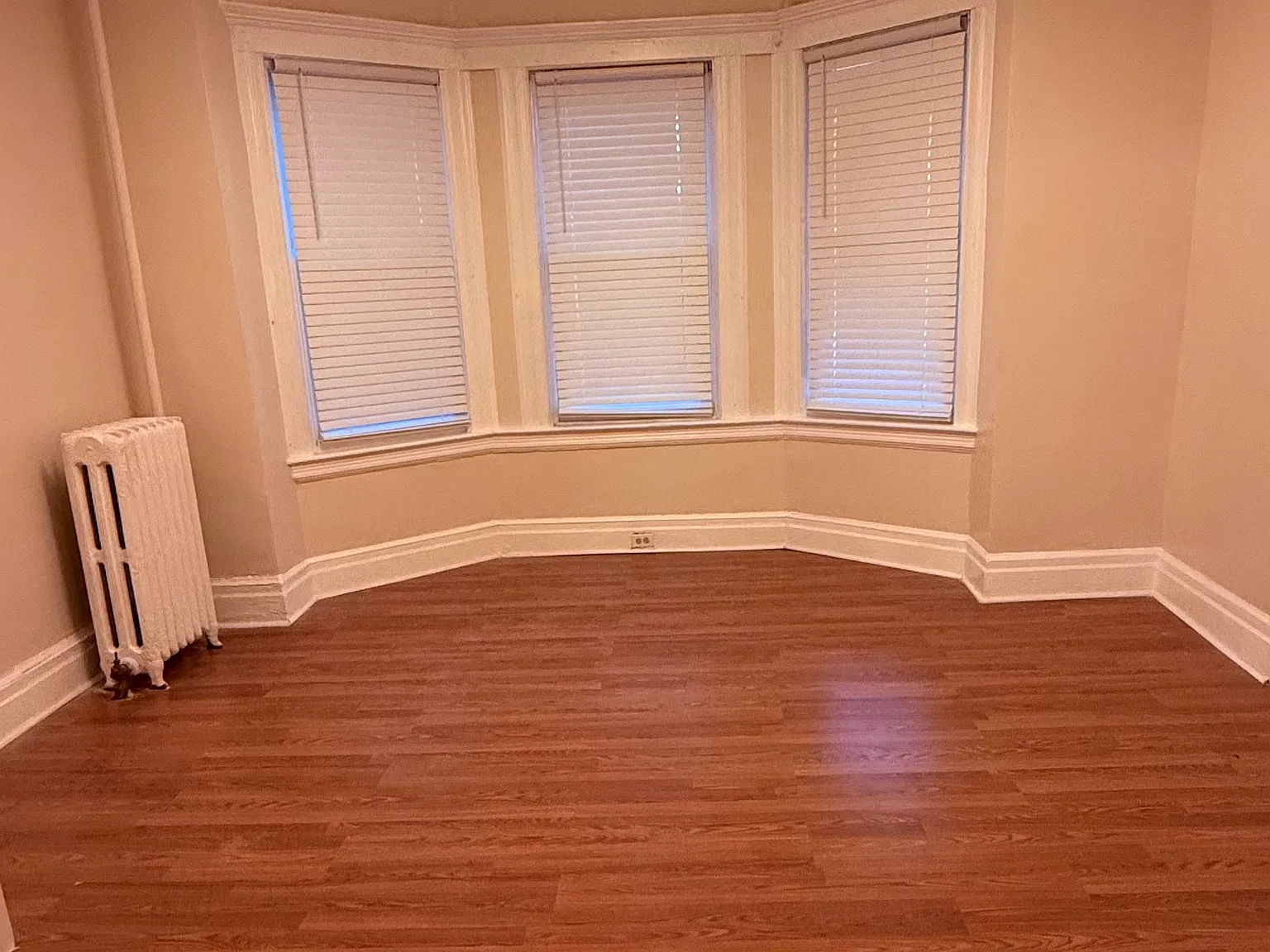 3 bed, 1000 sqft, $2,100 — Photo 2