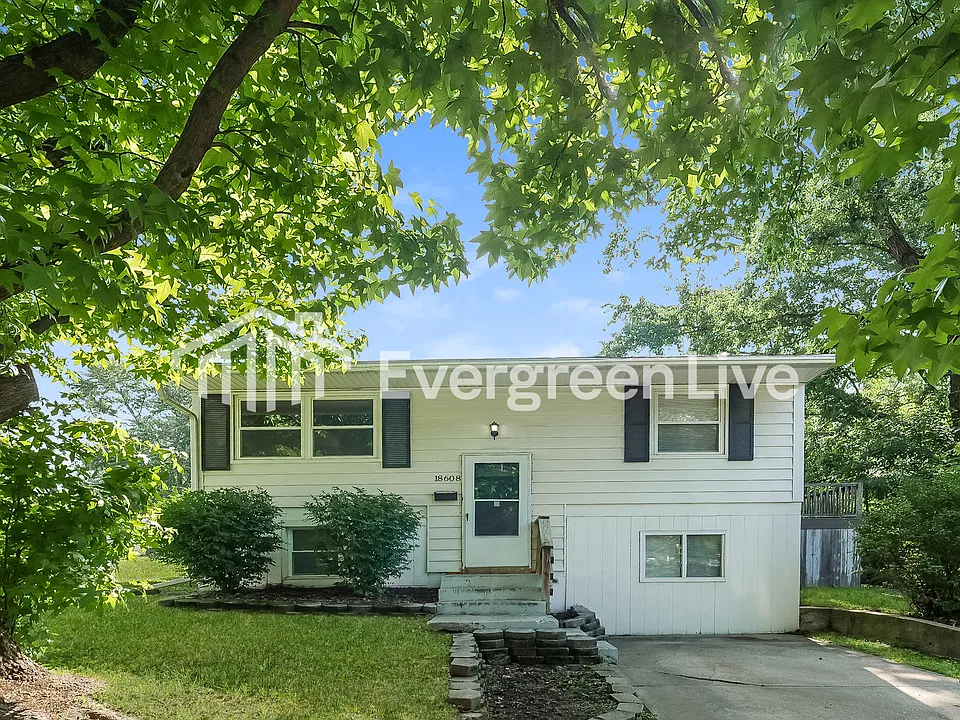 18608 E Shoshone Dr