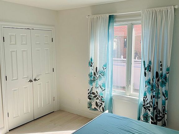 Guess room w/walk in closet 
