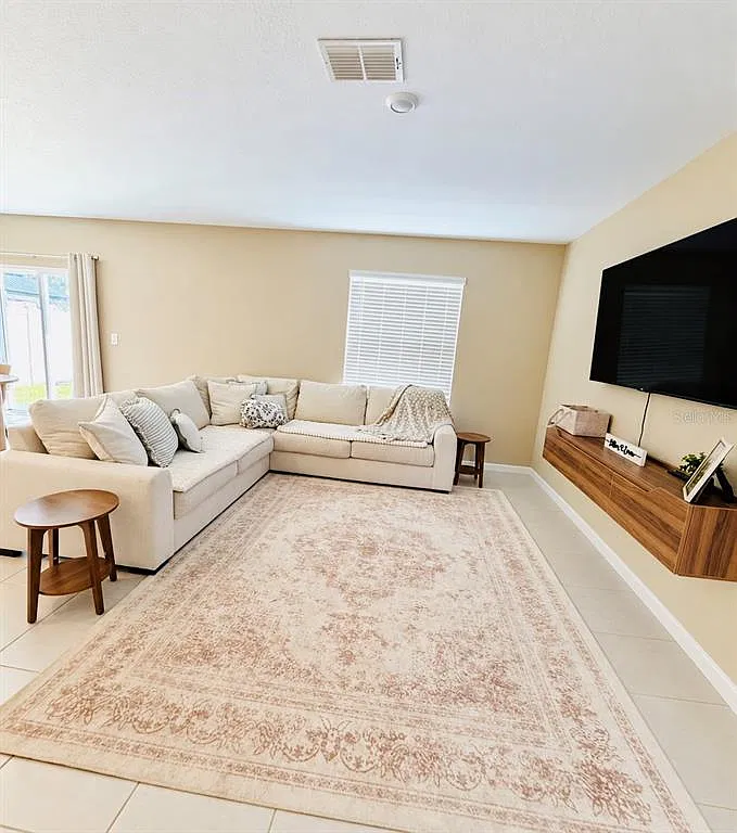4 bed, 2.5 bath, 1874 sqft, $2,600 — Photo 2