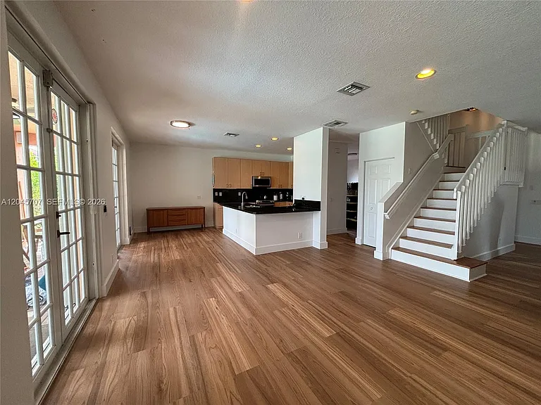 1653 Winterberry Ln — Photo 3