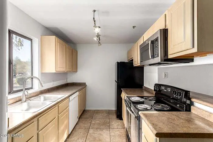 2 bed, 1036 sqft, $1,900 — Photo 2