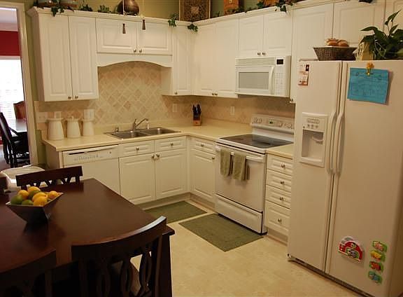 4th image of 941 Castlemaine Dr