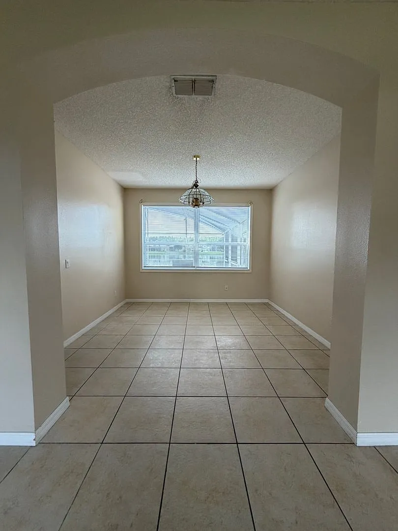 Beautiful 4-Bedroom Home with Pool, Spa & Serene Pond Views — Photo 4