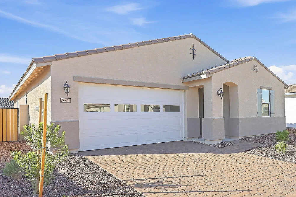4 bed, 2.5 bath, 2014 sqft, $2,305 — Photo 3