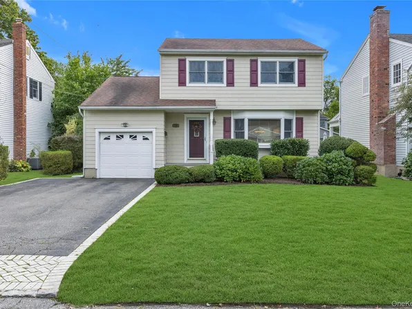 32 Oakwood Street, Greenlawn, NY 11740
