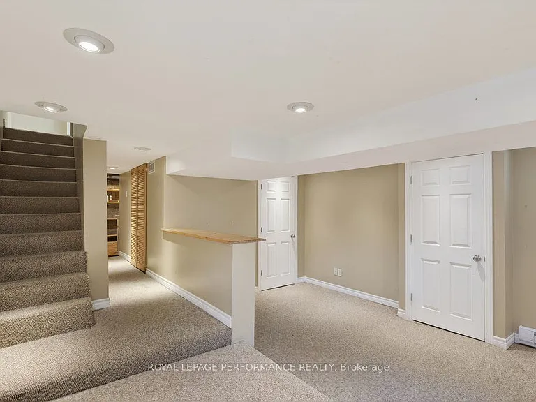 313 Lebreton St S — Photo 32