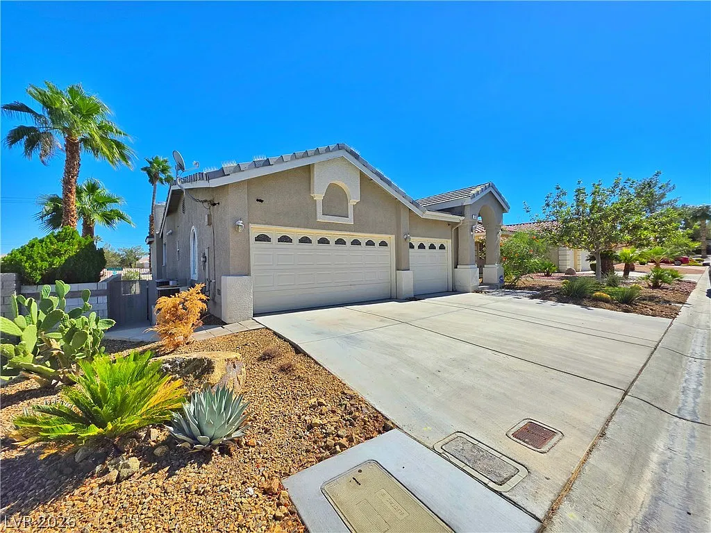 3 bed, 2.5 bath, 2360 sqft, $2,500 — Photo 1
