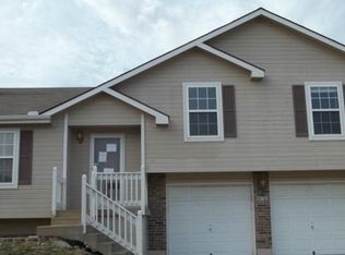 712 Foxtail Dr, Grain Valley, MO 64029