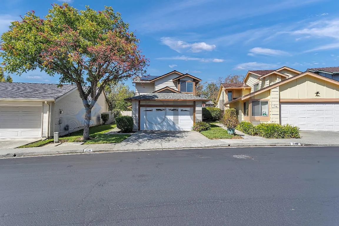 3 bed, 1427 sqft, $3,150 — Photo 1
