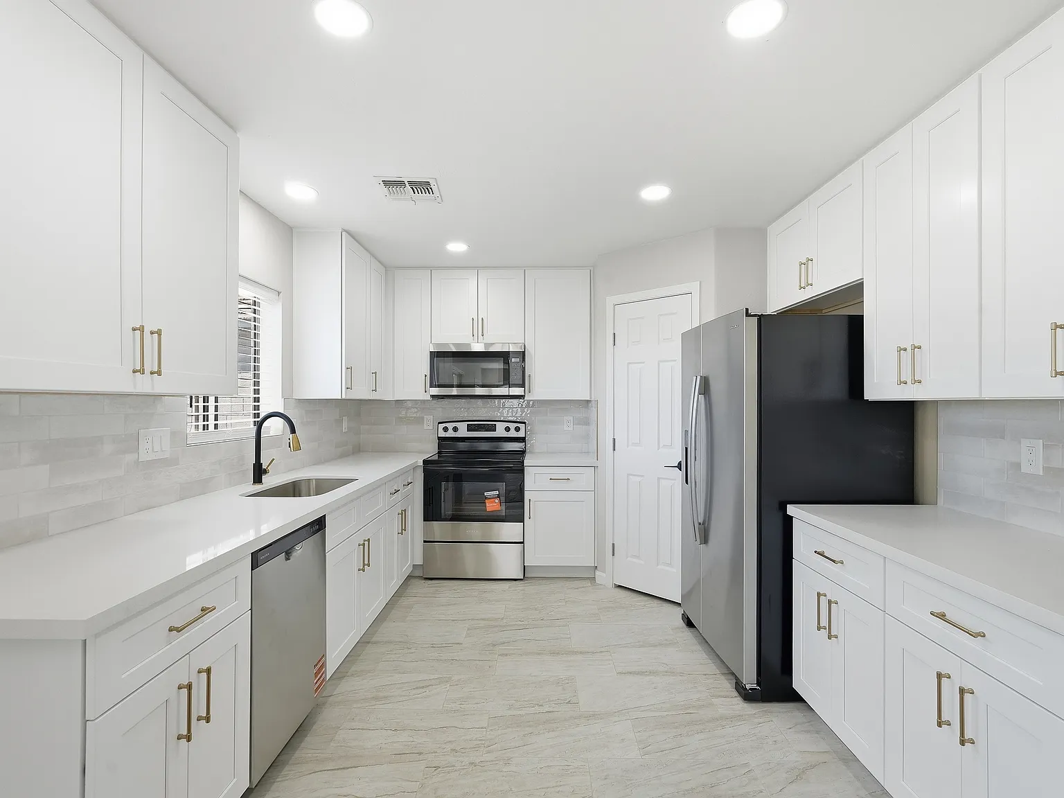 4 bed, 2037 sqft, $2,500 — Photo 2