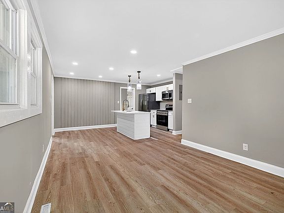 4th image of 231 Glenrose Cir SW