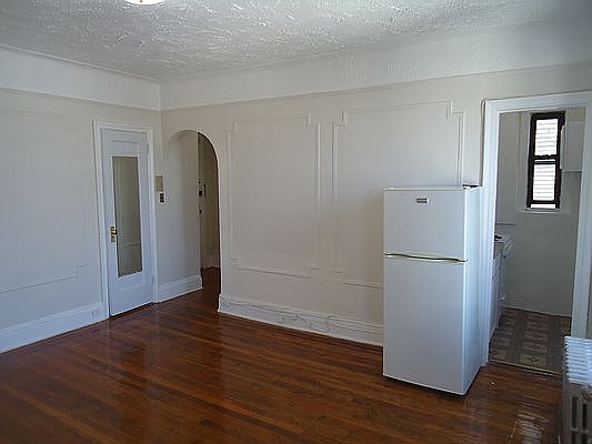 2nd image of 32-16 Crescent St #6C