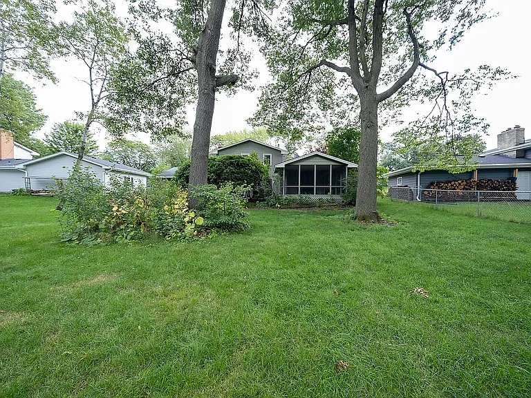 2416 Queens Dr — Photo 19