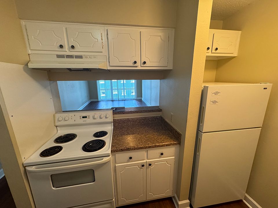 Lots of cabinets!