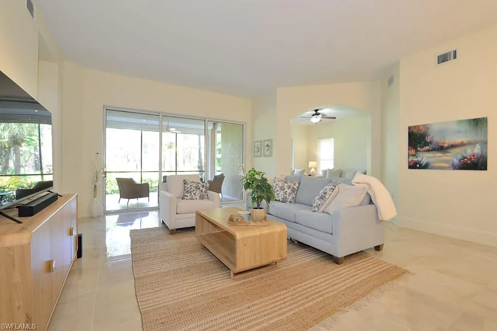 3 bed, 2.0 bath, 2408 sqft, $7,000 — Photo 3