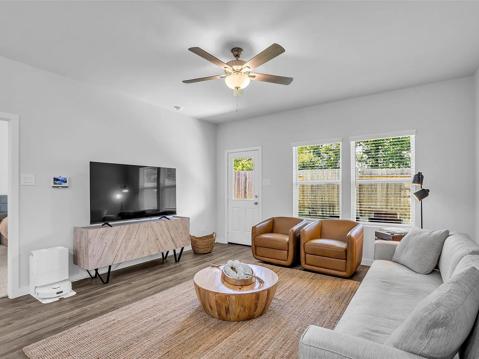 5 bed, 3.0 bath, 2488 sqft, $2,400 — Photo 4