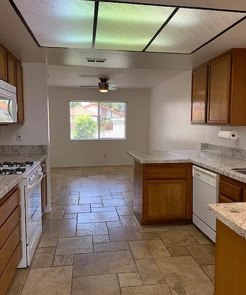 Flowing kitchen floor plan