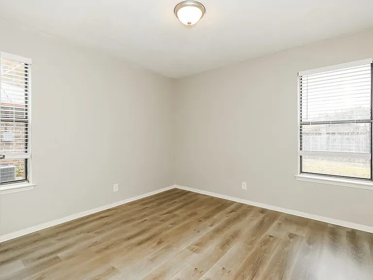 721 Oak Grove Ln — Photo 17