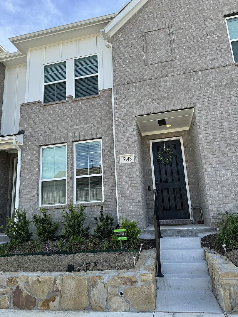 Charming 2 story Townhome — Photo 1