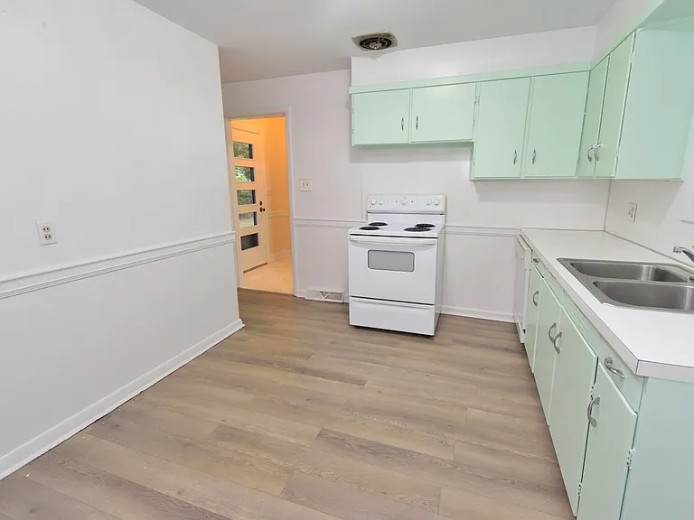 312 Oakdale Rd — Photo 13