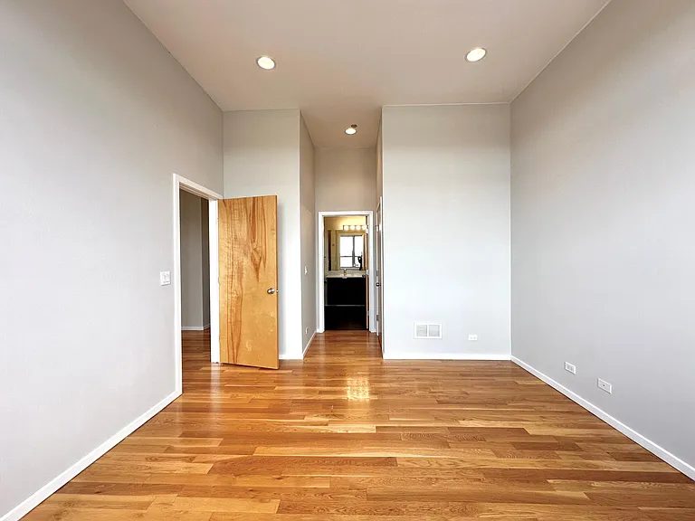 2157 N Damen Ave #305 — Photo 29