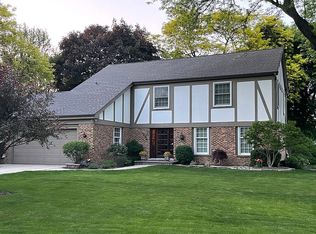 525 Red Barn Ln, Barrington, IL 60010