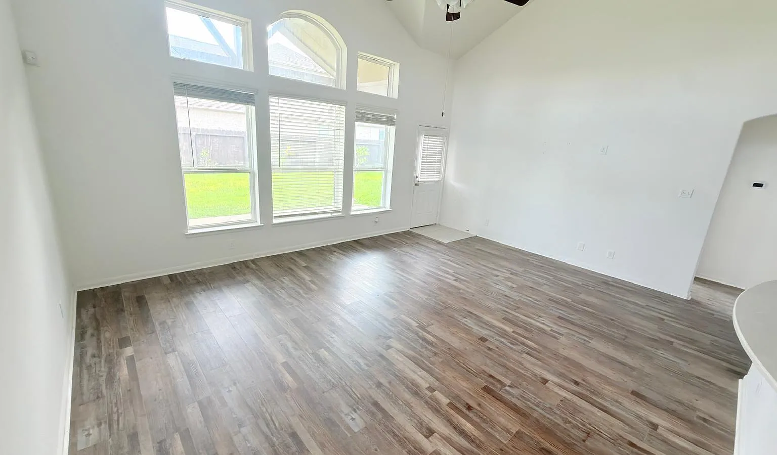 4 bed, 2.5 bath, 2779 sqft, $2,800 — Photo 3