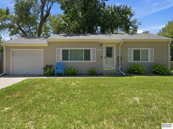 7304 La Vista Dr, La Vista, NE 68128