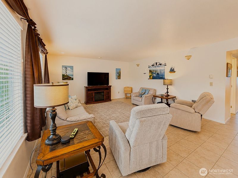 4th image of 214 Canal Drive NE