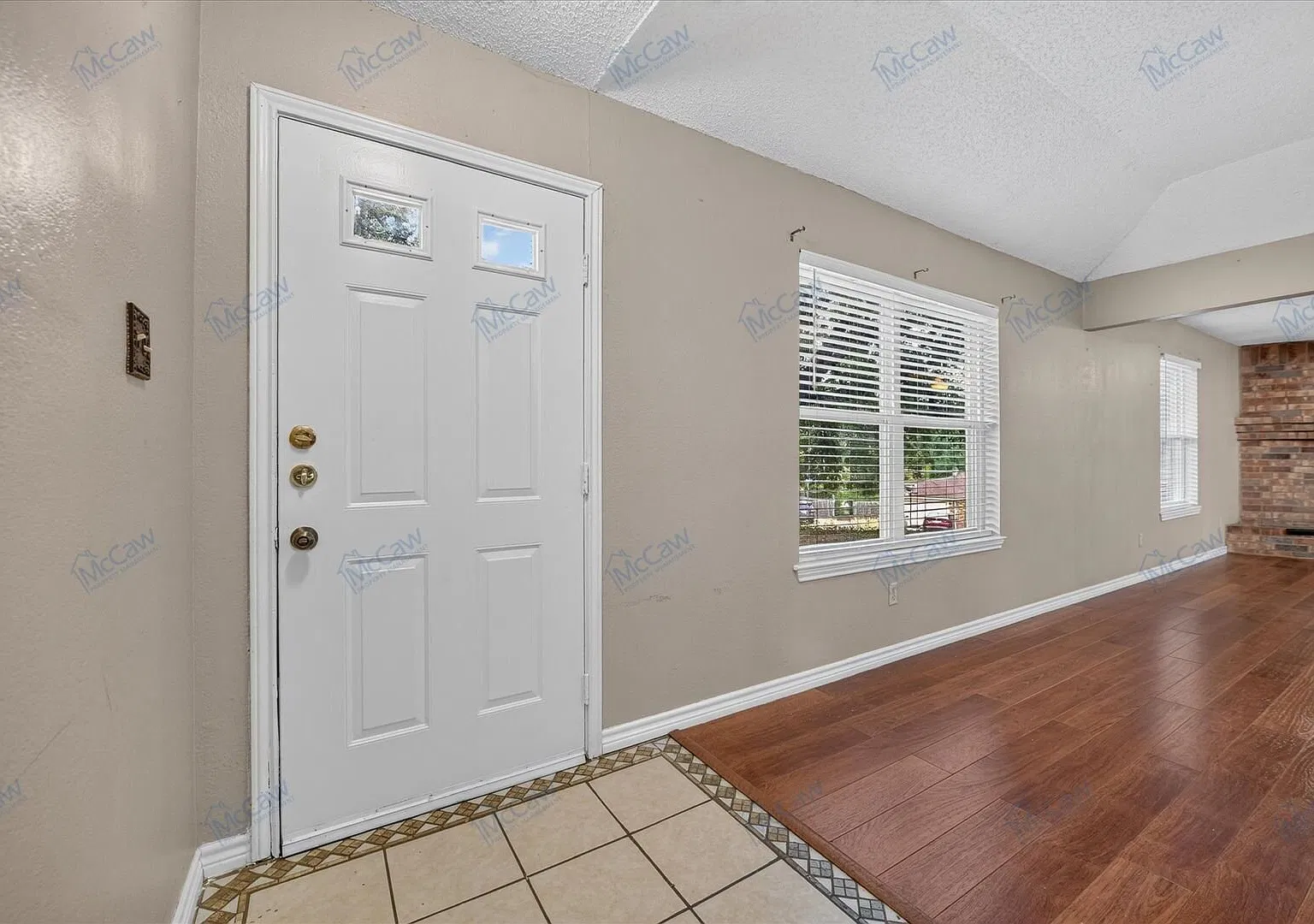 Spacious 3-Bedroom Home with 2-Car Garage in Arlington — Photo 4