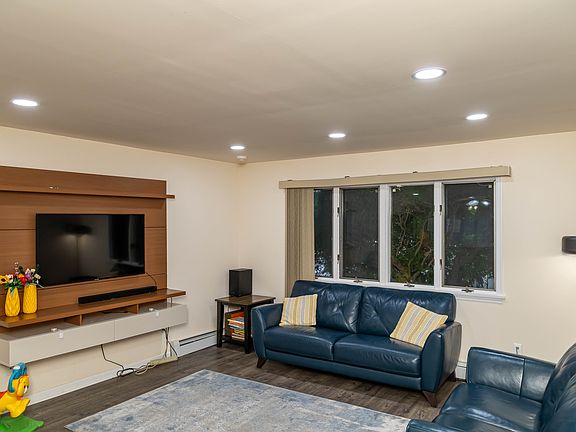 2nd image of 543 Bayview Ave