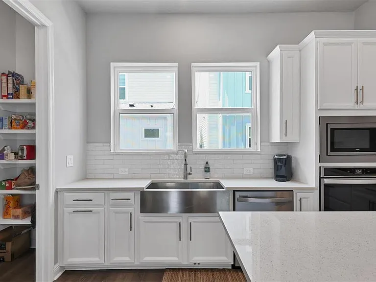 2329 Lindstrom St — Photo 11