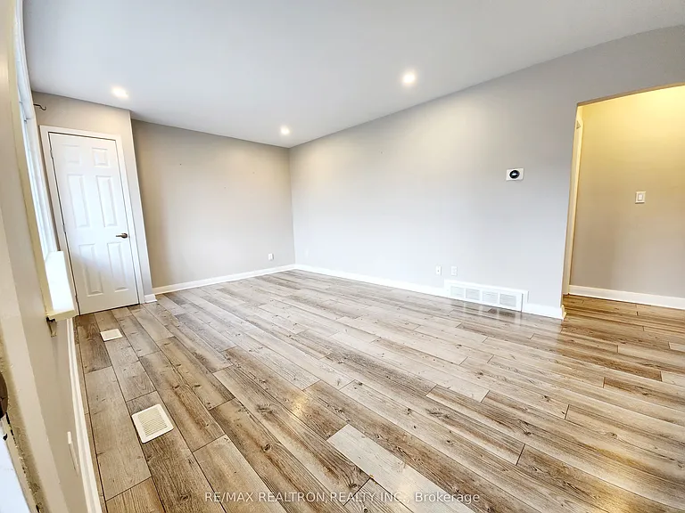 58 Athabasca St — Photo 3