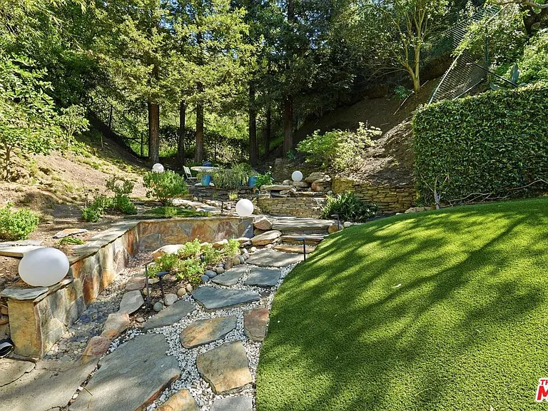 2350 Benedict Canyon Dr — Photo 40
