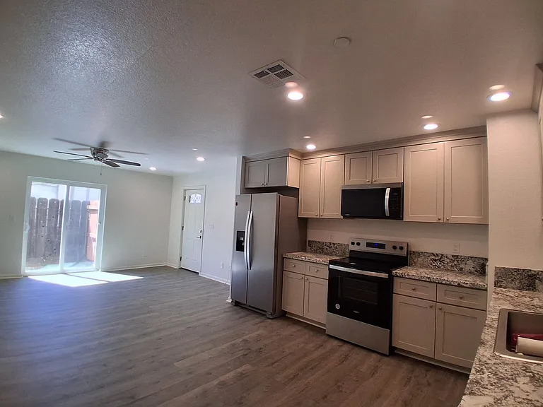 3016 Lake Park Ct — Photo 7